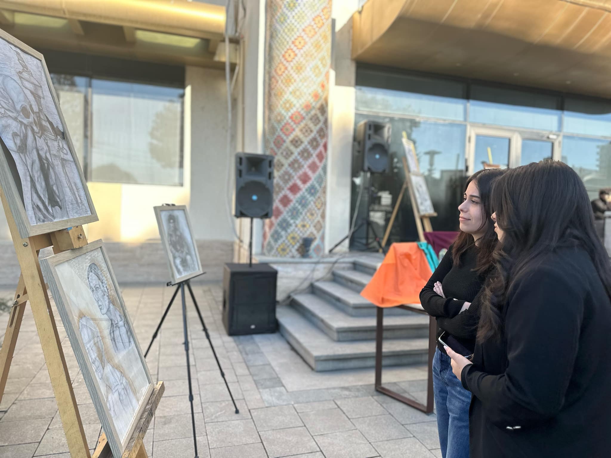 An art exhibition titled "Harmony of Black and White" was held at the Tea House