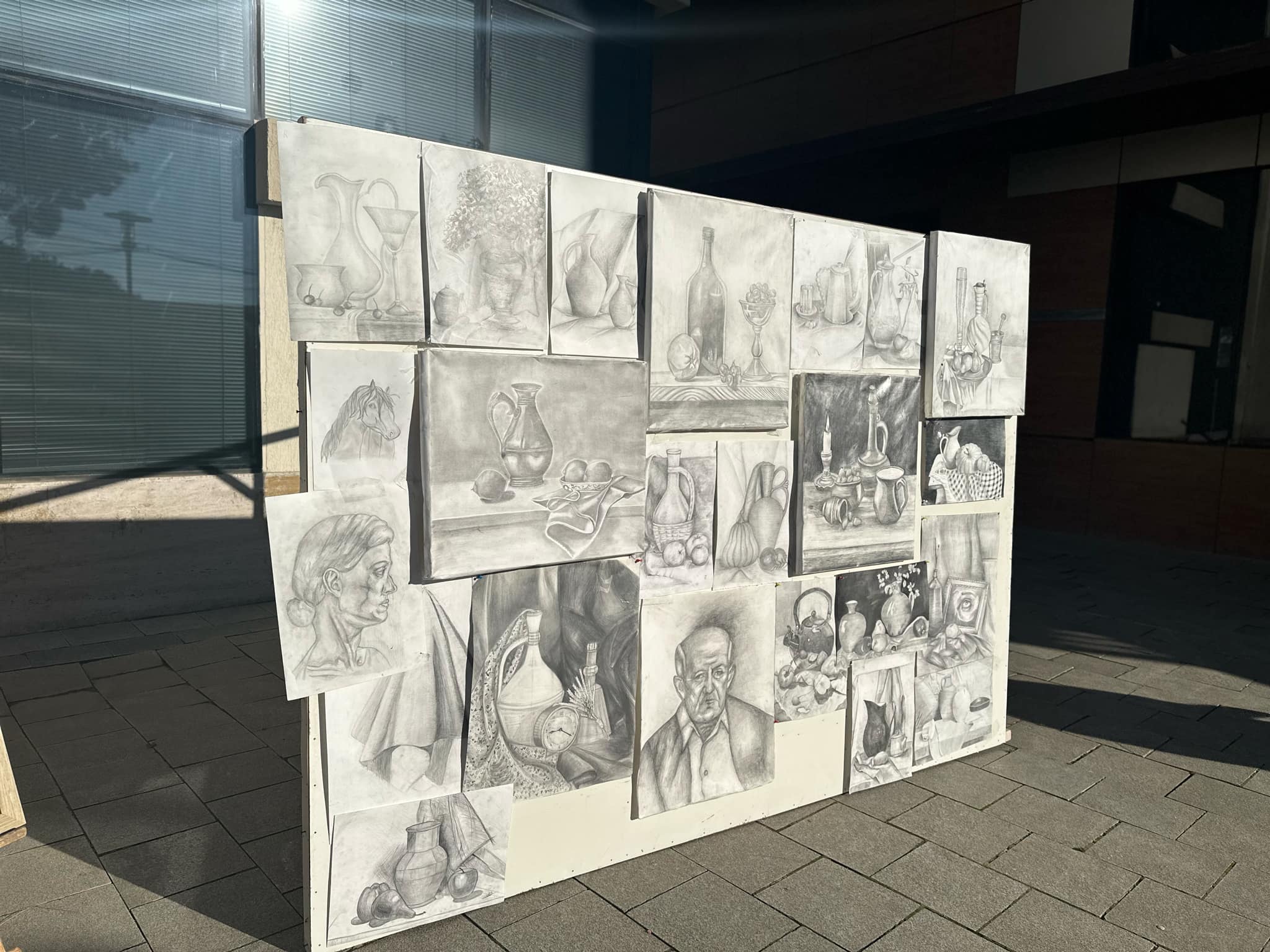 An art exhibition titled "Harmony of Black and White" was held at the Tea House