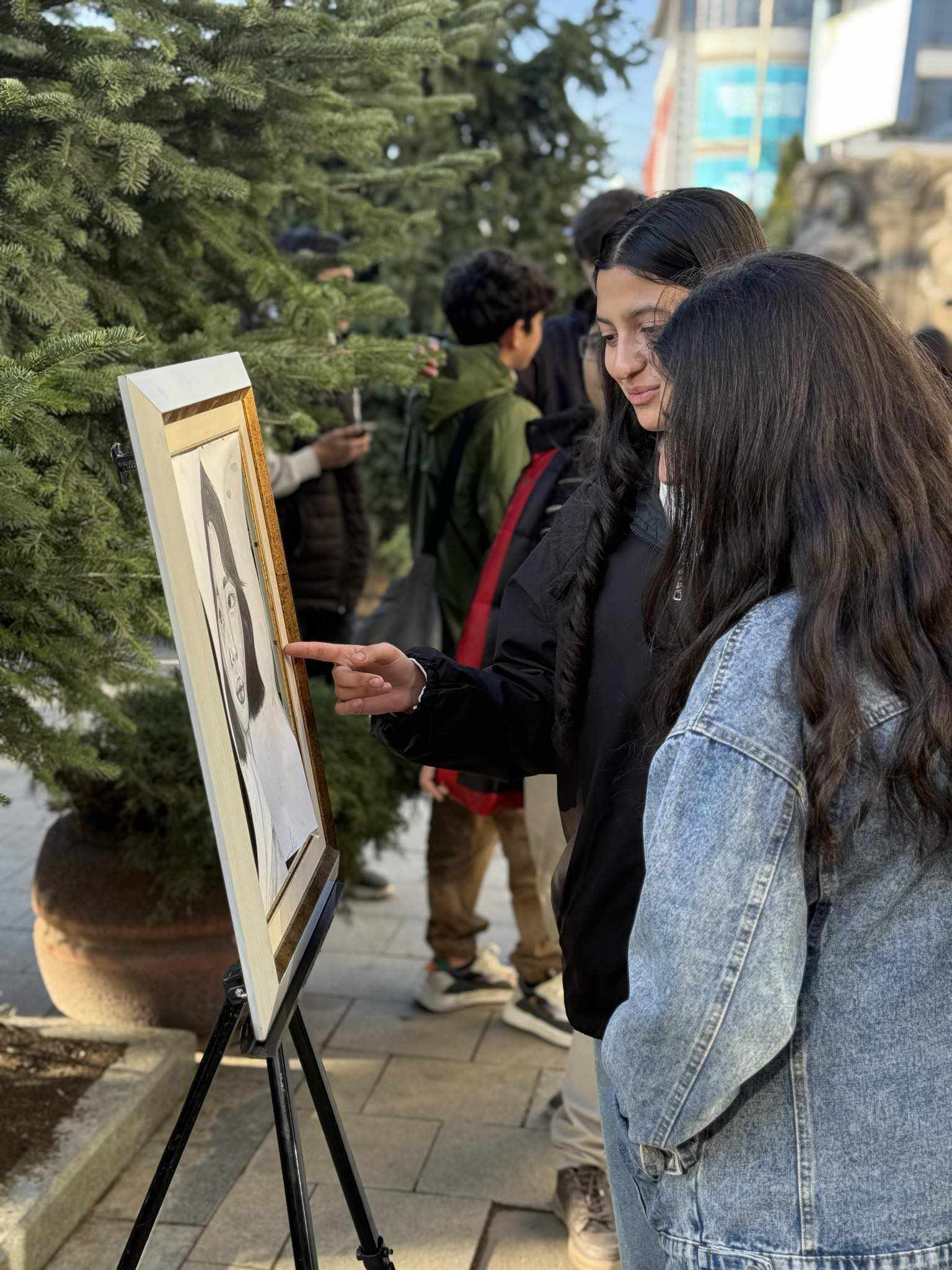 An art exhibition titled "Harmony of Black and White" was held at the Tea House